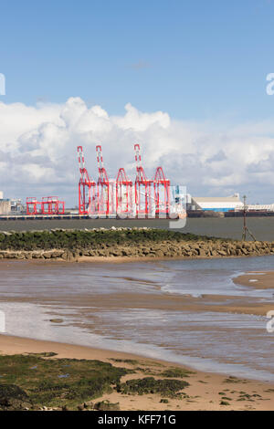 Ein Blick auf die königlichen Seaforth Dock in Liverpool aus über dem Strand von New Brighton Stockfoto