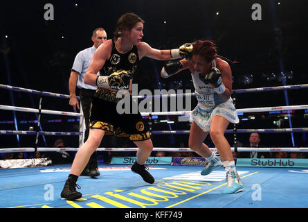 Katie Taylor und Anahi Esther Sanchez während des vakanten WBA World Female Lightweight Title-Bout im Fürstentum Stadium, Cardiff. Stockfoto