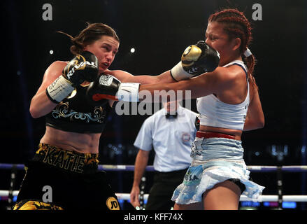 Katie Taylor und Anahi Esther Sanchez während des vakanten WBA World Female Lightweight Title-Bout im Fürstentum Stadium, Cardiff. Stockfoto