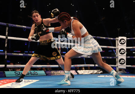 Katie Taylor und Anahi Esther Sanchez während des vakanten WBA World Female Lightweight Title-Bout im Fürstentum Stadium, Cardiff. Stockfoto