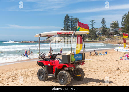 Surf rescue Rettungsschwimmer und Flaggen auf Dee Why Strand am nördlichen Strände von Sydney, New South Wales, Australien Stockfoto