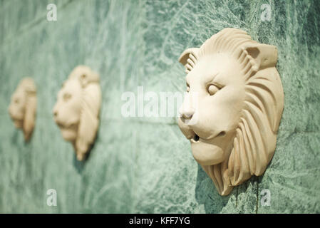 Lion Köpfe in der granitmauer Stockfoto