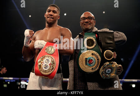 Anthony Joshua feiert den Sieg über Carlos Takam mit seinem Vater Robert nach dem IBF World Heavyweight Titel, IBO World Heavyweight Titel und WBA Super World Heavyweight Titel Kampf im Fürstentum Stadium, Cardiff. Stockfoto