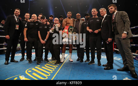 Anthony Joshua feiert mit seinem Vater Robert und seinem Team den Sieg über Carlos Takam nach dem IBF World Heavyweight Title, dem IBO World Heavyweight Title und dem WBA Super World Heavyweight Titelkampf im Principality Stadium in Cardiff. Stockfoto