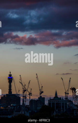 London, Großbritannien. 27 Okt, 2017. Die Sonne über der Themse, als von der Tate ModernLondon 27 Sep 2017 gesehen. Credit: Guy Bell/Alamy leben Nachrichten Stockfoto