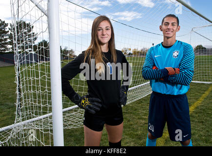 Albuquerque, New Mexico, USA. 27 Okt, 2017. Marla Brose - La Cueva Torhüter Kat Robinson, Links, und Anthony Munoz, rechts, führen beide Klasse 6A in den Zielen gegen, Freitag, Oktober 27, 2017, Albuquerque, NM. Credit: Marla Brose/Albuquerque Journal/ZUMA Draht/Alamy leben Nachrichten Stockfoto