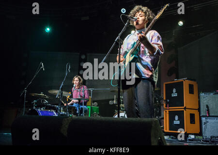 Mailand Italien. 27. Oktober 2017. Der Schottische/Inglish duo HEILIGE PFOTEN führt live auf der Bühne Fabrique Eröffnung der Show von Mogwai Credit: Rodolfo Sassano/Alamy leben Nachrichten Stockfoto