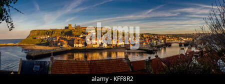 Whitby, Großbritannien. 27. Oktober, 2017. Ungewöhnlich gutes Wetter über Whitby Harbour und Abtei als die Stadt für die jährliche Whitby Goth Wochenende bereitet. Whitby Abbey, ein englischer Weltkulturerbe, ist jeden Abend in der Feier des einzigartigen Verbindungen der Stadt zu den Dracula Mythos und Halloween beleuchtet. Foto Bailey-Cooper Fotografie/Alamy leben Nachrichten Stockfoto