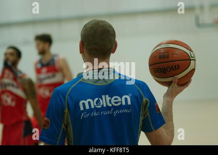 Leeds, England, 27. Oktober 2017. Ein Schiedsrichter mit dem Ball zum Spielen während der BBL-Partie zwischen Leeds Kraft und Bristol Flyer in der carnegie Sporthalle zu starten bereit. Quelle: Colin Edwards/alamy Leben Nachrichten. Stockfoto