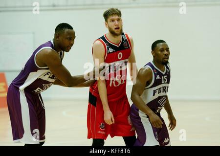 Leeds, England, 27. Oktober 2017. Michael Vigor, Zentrum der Bristol Flyers, wird von Allie Fullah links und C W Benett III von Leeds Force während ihres BBL-Spiels in der Carnegie Sports Hall markiert. Quelle: Colin Edwards/Alamy Live News. Stockfoto