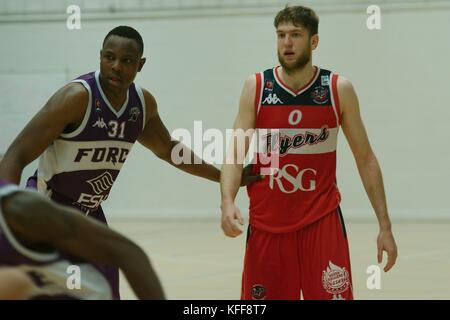 Leeds, England, 27. Oktober 2017. Michael Kraft, rechts, von Bristol Flyer gekennzeichnet ist durch Allie fullah von Leeds während Ihrer bbl Match in der carnegie Sporthalle Kraft. Credit: Colin Edwards/alamy Leben Nachrichten. Stockfoto