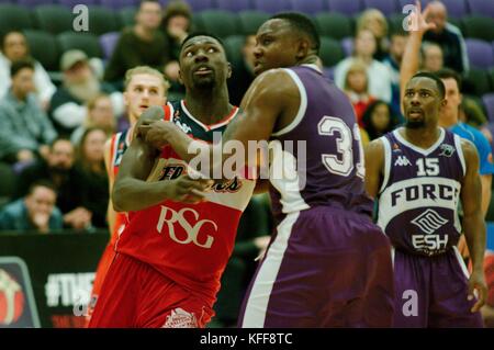 Leeds, England, 27. Oktober 2017. Daniel Edozie von Bristol Flyers wird von Allie Fullah, Nummer 31, von Leeds Force während ihres BBL-Spiels in der Carnegie Sports Hall gehalten. Quelle: Colin Edwards/Alamy Live News. Stockfoto