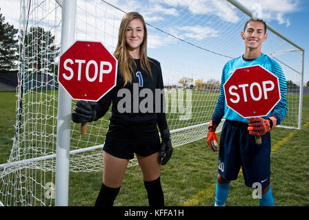 Albuquerque, New Mexico, USA. 27 Okt, 2017. Marla Brose - La Cueva Torhüter Kat Robinson, Links, und Anthony Munoz, rechts, führen beide Klasse 6A in den Zielen gegen, Freitag, Oktober 27, 2017, Albuquerque, NM. Credit: Marla Brose/Albuquerque Journal/ZUMA Draht/Alamy leben Nachrichten Stockfoto