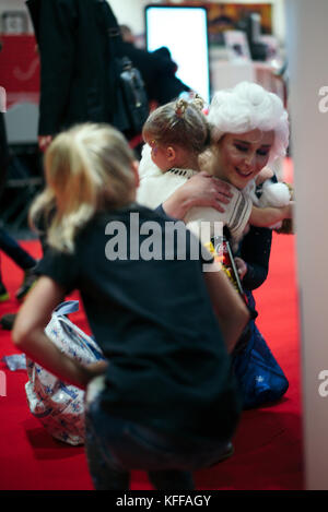 London, Großbritannien. 27. Oktober, 2017. Cosplayer, Lüfter, Berühmtheiten und Läufern an mcm London Comic Con stand beim Excel Centre, Oktober 2017. © Simon König/alamy leben Nachrichten Stockfoto