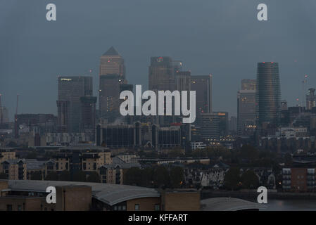 London, Großbritannien. 28 Okt, 2017. UK Wetter. Ein grauer Start über London, in, was erwartet wird, einen klaren und sonnigen Tag zu werden. Credit: Ilyas Ayub/Alamy leben Nachrichten Stockfoto