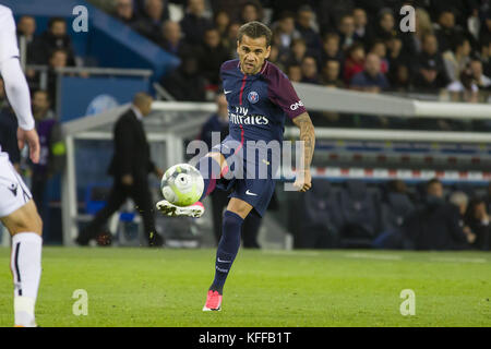 Paris, Paris, Frankreich. 27 Okt, 2017. Daniel Alves in Aktion während der französischen Ligue 1 Fußballspiel zwischen Paris St. Germain (PSG) und Schön im Parc des Princes. Credit: SOPA/ZUMA Draht/Alamy leben Nachrichten Stockfoto