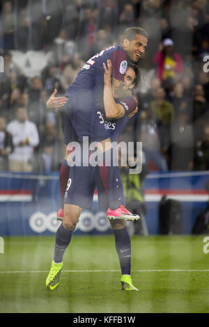 Paris, Paris, Frankreich. 27 Okt, 2017. Daniel Alves und Edinson Cavani während der französischen Ligue 1 Fußballspiel zwischen Paris St. Germain (PSG) und Schön im Parc des Princes. Credit: SOPA/ZUMA Draht/Alamy leben Nachrichten Stockfoto