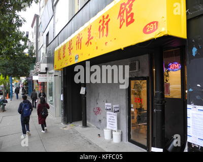 New York, USA. Oktober 2017. Die Installation des Berliner Künstlers Omer Fast „August“ in China Town in New York, USA, 26. Oktober 2017. Quelle: Johannes Schmitt-Tegge/dpa/Alamy Live News Stockfoto