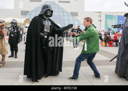 London, Großbritannien. 28. Oktober 2017. Der Teilnehmer gekleidet, wie Sterne Darth Vader den zweiten Tag der dreitägigen Veranstaltung in der 32 mcm Comic Con Übereinkommen, das im Excel Centre London Kreditkarte läuft besucht: Amer ghazzal/alamy leben Nachrichten Stockfoto