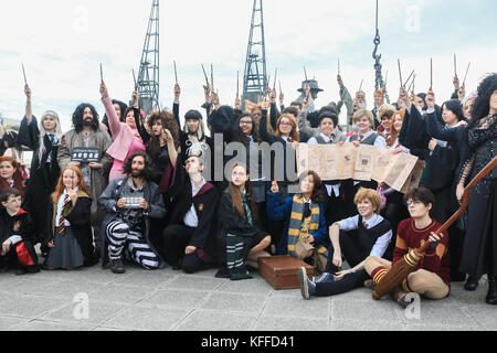 London, Großbritannien. 28. Oktober 2017. Die Teilnehmer gekleidet, wie harry potter Charakter am zweiten Tag der dreitägigen Veranstaltung in der 32 mcm Comic Con Übereinkommen, das im Excel Centre London Kreditkarte läuft: Amer ghazzal/alamy leben Nachrichten Stockfoto