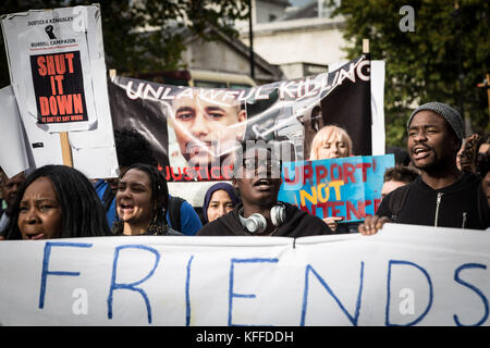 London, Großbritannien. 28 Okt, 2017. 19. jährlichen Erinnerung Prozession Protestmarsch durch die Vereinigten Familien und Freunde Kampagne (UFFC), eine Koalition der Familie und die von Todesfällen in Polizei, Gefängnis, Einwanderung und psychiatrischen Gewahrsam betroffen. Credit: Guy Corbishley/Alamy leben Nachrichten Stockfoto