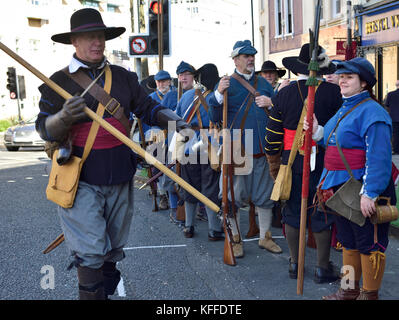 Bristol, UK. 28 Okt, 2017. Während des Englischen Bürgerkriegs, 374 Jahre vor, die angreifenden Royalisten brachen durch die Parlamentarier äußeren Bristol Abwehr und stürmte nach Weihnachten Schritte Froome Tor, die St. John's Eingang in den ummauerten Stadt Bristol verteidigte in Angriff zu nehmen. Die Re-enactment dieser Schlacht wird über zwei Tage, Sat Sun., 28. und 29. Oktober 2017 Um die Straßen an der Spitze von Weihnachten Schritte im Zentrum von Bristol, UK, Credit: Charles Stirling/Alamy leben Nachrichten Stockfoto