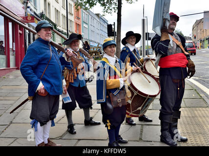 Bristol, UK. 28 Okt, 2017. Während des Englischen Bürgerkriegs, 374 Jahre vor, die angreifenden Royalisten brachen durch die Parlamentarier äußeren Bristol Abwehr und stürmte nach Weihnachten Schritte Froome Tor, die St. John's Eingang in den ummauerten Stadt Bristol verteidigte in Angriff zu nehmen. Die Re-enactment dieser Schlacht wird über zwei Tage, Sat Sun., 28. und 29. Oktober 2017 Um die Straßen an der Spitze von Weihnachten Schritte im Zentrum von Bristol, UK, Credit: Charles Stirling/Alamy leben Nachrichten Stockfoto