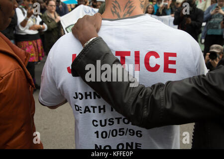 London, Großbritannien. 28 Okt, 2017. Demonstration für diejenigen, die in Polizeigewahrsam gestorben sind, erinnern. Credit: Thabo Jaiyesimi/Alamy leben Nachrichten Stockfoto