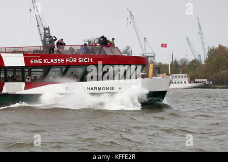 Hamburg, Deutschland. Oktober 2017. Die Habourfähre Elbphilharmonie in stürmischen Gewässern in Hamburg, Deutschland, 28. Oktober 2017. Der dritte Herbststurm soll später am Abend Hamburg treffen. Der Deutsche Wetterdienst hat gewarnt, dass der Sturm am Sonntag mit voller Wucht zu spüren sein wird. Quelle: Bodo Marks/dpa/Alamy Live News Stockfoto