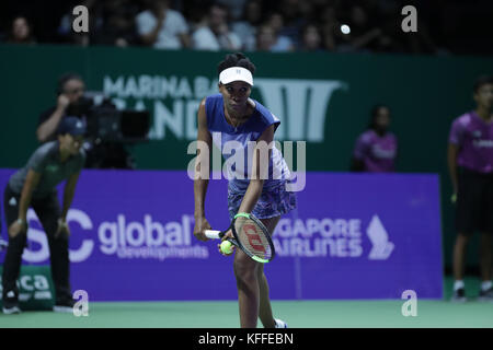 Singapur. 28 Okt, 2017. amerikanische Tennisspielerin Venus Williams ist in Aktion während ihrer Halbfinale der WTA-finale Match Französisch vs Tennisspieler Caroline Garcia am 28 Oktober 2017 in Singapur, Singapur - Credit: Yan lerval/alamy leben Nachrichten Stockfoto