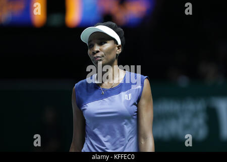 Singapur. 28 Okt, 2017. amerikanische Tennisspielerin Venus Williams ist in Aktion während ihrer Halbfinale der WTA-finale Match Französisch vs Tennisspieler Caroline Garcia am 28 Oktober 2017 in Singapur, Singapur - Credit: Yan lerval/alamy leben Nachrichten Stockfoto