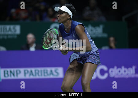 Singapur. 28 Okt, 2017. amerikanische Tennisspielerin Venus Williams ist in Aktion während ihrer Halbfinale der WTA-finale Match Französisch vs Tennisspieler Caroline Garcia am 28 Oktober 2017 in Singapur, Singapur - Credit: Yan lerval/alamy leben Nachrichten Stockfoto