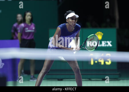 Singapur. 28 Okt, 2017. amerikanische Tennisspielerin Venus Williams ist in Aktion während ihrer Halbfinale der WTA-finale Match Französisch vs Tennisspieler Caroline Garcia am 28 Oktober 2017 in Singapur, Singapur - Credit: Yan lerval/alamy leben Nachrichten Stockfoto