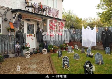 London, Großbritannien, 28. Okt 2017. Ein Haus in Wimbledon, Süd-west London erhält einen über zu machen in der Vorbereitung für Halloween. Credit: Claire Doherty/Alamy/Live-Nachrichten. Stockfoto