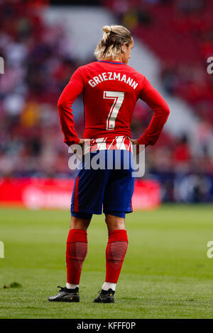 Madrid, Spanien, 28. Oktober 2017. Antonie Griezmann (7) Atletico de Madrid player. Diego Pablo Simeone Trainer von Atlético de Madrid La Liga zwischen Atletico de Madrid vs Villerreal CF Wanda Metropolitano Stadion in Madrid, Spanien, 28. Oktober 2017. Credit: Gtres Información más Comuniación auf Linie, S.L./Alamy leben Nachrichten Stockfoto