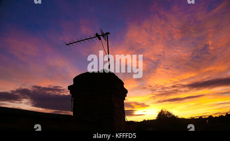 Nördlich von London, UK. 28 Okt, 2017. de Wetter: Erstaunlich bunten Sonnenuntergang im Norden von London, Großbritannien sagt Auf Wiedersehen zu British Summer Time (BST). Credit: dinendra Haria/alamy leben Nachrichten Stockfoto