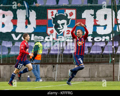 Budapest, Ungarn. 28 Okt, 2017 Budapest, Ungarn - 28. Oktober: Anel Hadzic #8 Der videoton fc sein Ziel feiert mit Mate patkai #17 Der videoton fc während die ungarische OTP Bank Liga Match zwischen-FC- und Videoton fc am Szusza Ferenc Stadion am 28. Oktober 2017 in Budapest, Ungarn. Credit: Laszlo szirtesi/alamy leben Nachrichten Stockfoto