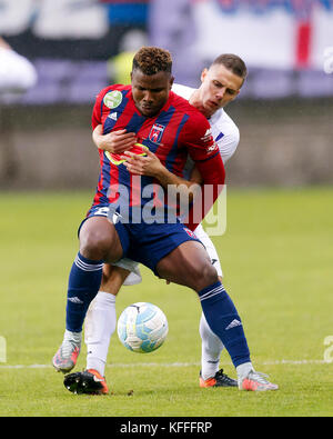 Budapest, Ungarn. 28 Okt, 2017 Budapest, Ungarn - 28. Oktober: benjamin Balazs (r) Der-fc hält Hesekiel henty #21 Der videoton fc während die ungarische OTP Bank Liga Match zwischen-FC- und Videoton fc am Szusza Ferenc Stadion am 28. Oktober 2017 in Budapest, Ungarn. Credit: Laszlo szirtesi/alamy leben Nachrichten Stockfoto