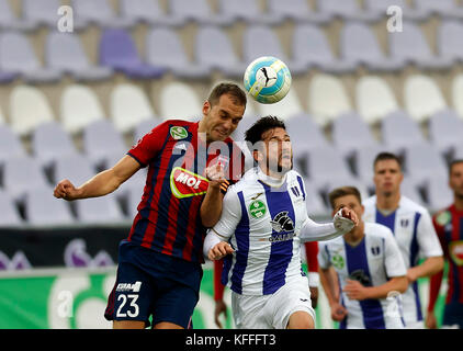 Budapest, Ungarn. 28 Okt, 2017 Budapest, Ungarn - 28. Oktober: daniel Nagy (r) Der-fc-Schlachten für den Ball in der Luft mit Roland juhasz #23 Der videoton fc während die ungarische OTP Bank Liga Match zwischen-FC- und Videoton fc am Szusza Ferenc Stadion am 28. Oktober 2017 in Budapest, Ungarn. Credit: Laszlo szirtesi/alamy leben Nachrichten Stockfoto