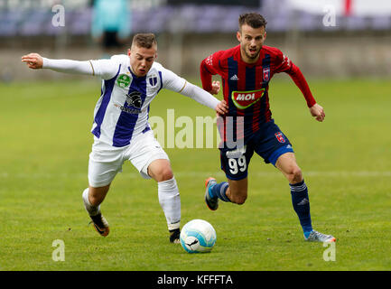 Budapest, Ungarn. 28 Okt, 2017 Budapest, Ungarn - 28. Oktober: donat zsoter (l) des-fc konkurriert für die Kugel mit asmir Suljic #99 Der videoton fc während die ungarische OTP Bank Liga Match zwischen-FC- und Videoton fc am Szusza Ferenc Stadion am 28. Oktober 2017 in Budapest, Ungarn. Credit: Laszlo szirtesi/alamy leben Nachrichten Stockfoto