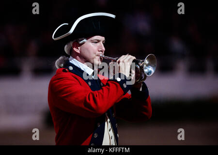 Washington, DC, USA. 27 Okt, 2017. Die US-Armee der alten Garde der Fife und Drum Corps, der während einer Pause in der Hauptstadt eine Arena, in Washington, DC. Credit: Amy Sanderson/ZUMA Draht/Alamy leben Nachrichten Stockfoto