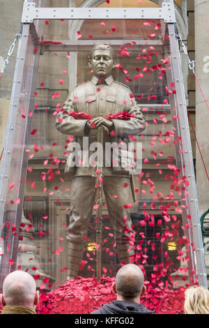 Newcastle upon Tyne England, Vereinigtes Königreich. Oktober 2017. Every man erinnerte sich an eine Skulptur außerhalb des Theatre Royal in Newcastle upon Tyne. Die Skulptur fördert die Kampagne Every man Remined der Legion, die die Öffentlichkeit auffordert, jedem der 1,117,077 Männer und Frauen aus Großbritannien und dem Commonwealth, die während des Ersten Weltkriegs gefallen sind, Tribut zu zollen.die Messingskulptur ist eine Gemeinschaftsarbeit mit dem Künstler Mark Humphrey und war es gewesen Erstellt mit Hilfe eines Teams von britischen Machern. Basierend auf dem unbekannten Soldaten, steht er auf einem Block aus Kalkstein aus der Somme, in einem Stockfoto