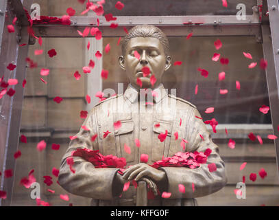 Newcastle upon Tyne England, Vereinigtes Königreich. Oktober 2017. Every man erinnerte sich an eine Skulptur außerhalb des Theatre Royal in Newcastle upon Tyne. Die Skulptur fördert die Kampagne Every man Remined der Legion, die die Öffentlichkeit auffordert, jedem der 1,117,077 Männer und Frauen aus Großbritannien und dem Commonwealth, die während des Ersten Weltkriegs gefallen sind, Tribut zu zollen.die Messingskulptur ist eine Gemeinschaftsarbeit mit dem Künstler Mark Humphrey und war es gewesen Erstellt mit Hilfe eines Teams von britischen Machern. Basierend auf dem unbekannten Soldaten, steht er auf einem Block aus Kalkstein aus der Somme, in einem Stockfoto