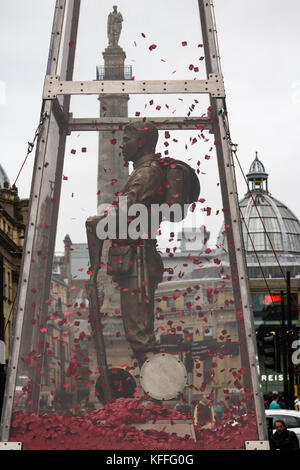 Newcastle upon Tyne England, Vereinigtes Königreich. Oktober 2017. Every man erinnerte sich an eine Skulptur außerhalb des Theatre Royal in Newcastle upon Tyne. Die Skulptur fördert die Kampagne Every man Remined der Legion, die die Öffentlichkeit auffordert, jedem der 1,117,077 Männer und Frauen aus Großbritannien und dem Commonwealth, die während des Ersten Weltkriegs gefallen sind, Tribut zu zollen.die Messingskulptur ist eine Gemeinschaftsarbeit mit dem Künstler Mark Humphrey und war es gewesen Erstellt mit Hilfe eines Teams von britischen Machern. Basierend auf dem unbekannten Soldaten, steht er auf einem Block aus Kalkstein aus der Somme, in einem Stockfoto