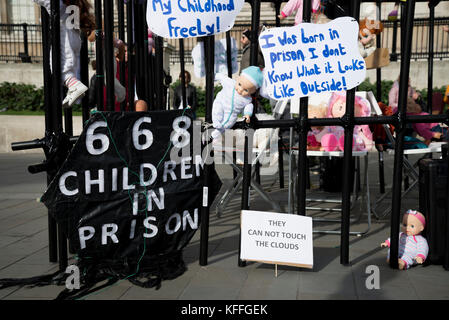 London, Großbritannien. 28 Okt, 2017. Banner Werbung #66 Babys eine Protestbewegung gegen die 668 Babys, die sich derzeit in der Türkei ins Gefängnis mit oder ohne ihre Eltern gesperrt sind. die Demonstranten die schrecklichen Lebensbedingungen und die lächerlichen Gründen manchmal, warum manche Frauen sind ins Gefängnis stecken, Trafalgar Square, London kündigen. 28/10/2017 Credit: Alexandra Salou/alamy leben Nachrichten Stockfoto