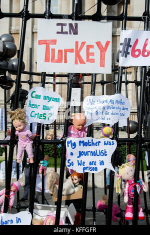 London, Großbritannien. 28 Okt, 2017. Banner und Puppen, Werbung von #66 Babys eine Protestbewegung gegen die 668 Babys, die sich derzeit in der Türkei ins Gefängnis mit oder ohne ihre Eltern gesperrt sind. die Demonstranten die schrecklichen Lebensbedingungen und die lächerlichen Gründen manchmal, warum manche Frauen sind ins Gefängnis stecken, Trafalgar Square, London kündigen. 28/10/2017 Credit: Alexandra Salou/alamy leben Nachrichten Stockfoto