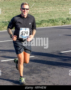 Beachy Head Eastbourne, East Sussex, Vereinigtes Königreich. 28. Oktober 2017. Die Läufer an der zermürbenden Beachy Head-Marathon. Die Strecke überquert die Sieben Schwestern auf der South Downs von Sussex, die mit ihren steilen Klippen Hügel macht dieses zu einem der härtesten Marathons in Großbritannien. Credit: Alan Fraser/alamy leben Nachrichten Stockfoto