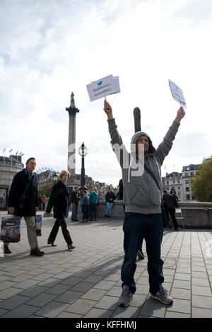 Trafalgar Square, London, Großbritannien. Oktober 2017. #66BABIES Protestbewegung gegen die 668 Babys, die derzeit mit oder ohne ihre Eltern im türkischen Gefängnis eingesperrt sind. Die Demonstranten prangern die schrecklichen Lebensbedingungen und die lächerlichen Gründe manchmal an, warum einige Frauen ins Gefängnis gesteckt werden, Trafalgar Square, London. 28/10/2017 Credit: Alexandra Salou/Alamy Live News Stockfoto