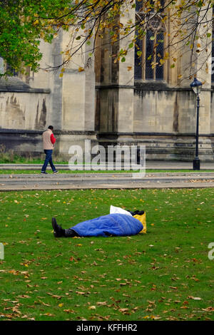 Bristol, UK. 28. Oktober, 2017. Eine obdachlose Person schläft auf College Green, in der Nähe der Kathedrale und der Rat der Stadt stellen. National Audit Office einen Bericht, in dem Daten in Bristol gesammelt und sieben andere lokale Behörden verwendet, deutet darauf hin, dass die Zahl der Obdachlosen in England um 134 % zwischen 2010 und 2016 erhöht. Keith Ramsey/Alamy leben Nachrichten Stockfoto