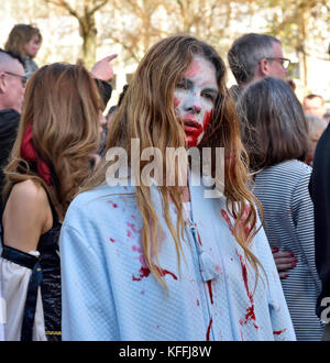 Bristol, UK. 28 Okt, 2017. Die untoten Zombies mit Vertretern und Shuffle durch zentrale Bristol in spektakulären Kostümen ab College Green, vorbei an Schloss Park an den Bärengraben in Vorbereitung für Halloween. Am Ende der Wanderung Avon Feuer- und Rettungsdienst der Dekontamination Einheiten sind so eingerichtet, dass sie in den Bärengraben über die Zombies als Praxis für die Dekontamination. Spaß war entlang der Weise mit Tanzen und Feiern am Ende durch die zahlreichen und vielfältigen Teilnehmer hatten. Credit: Charles Stirling/Alamy leben Nachrichten Stockfoto